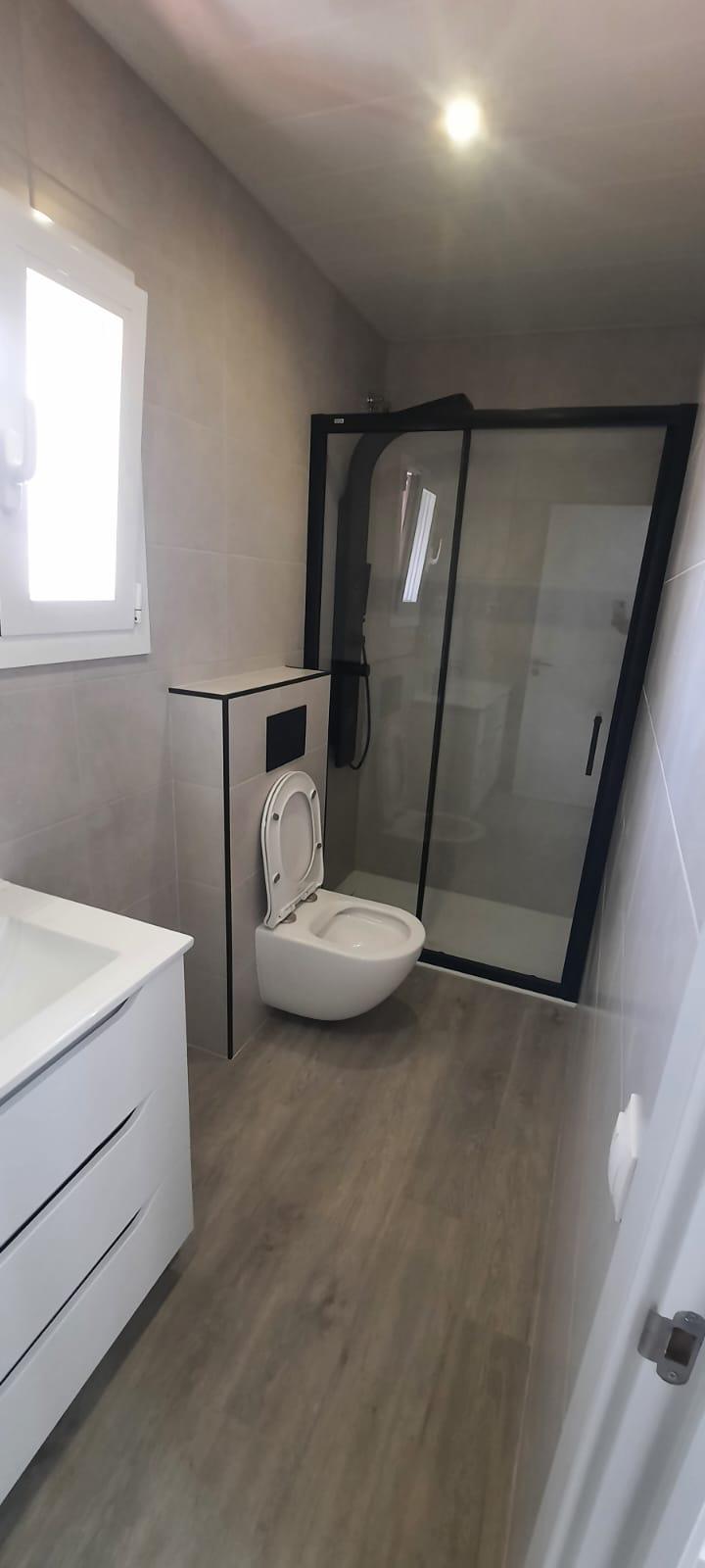 Baño reformado con acabados actuales